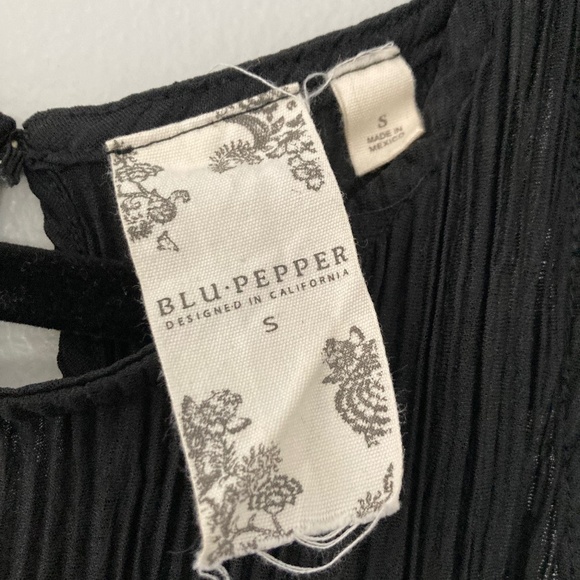 Black top - Picture 1 of 4